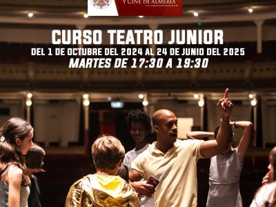 Profesor y alumnos en el escenario del teatro Cervantes